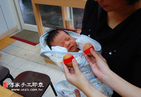 李寶寶(新北永和區嬰兒寶寶滿月剃頭理髮、免費嬰兒剃胎毛儀式吉祥話)。中國風會場，爸媽寶貝免費穿「日中韓」古裝禮服。專業拍照、DVD光碟、證書。★購買「臍帶章、肚臍章、胎毛筆刷印章」贈送：剃頭、收涎、抓周，三選一。 2015.10.31 照片3